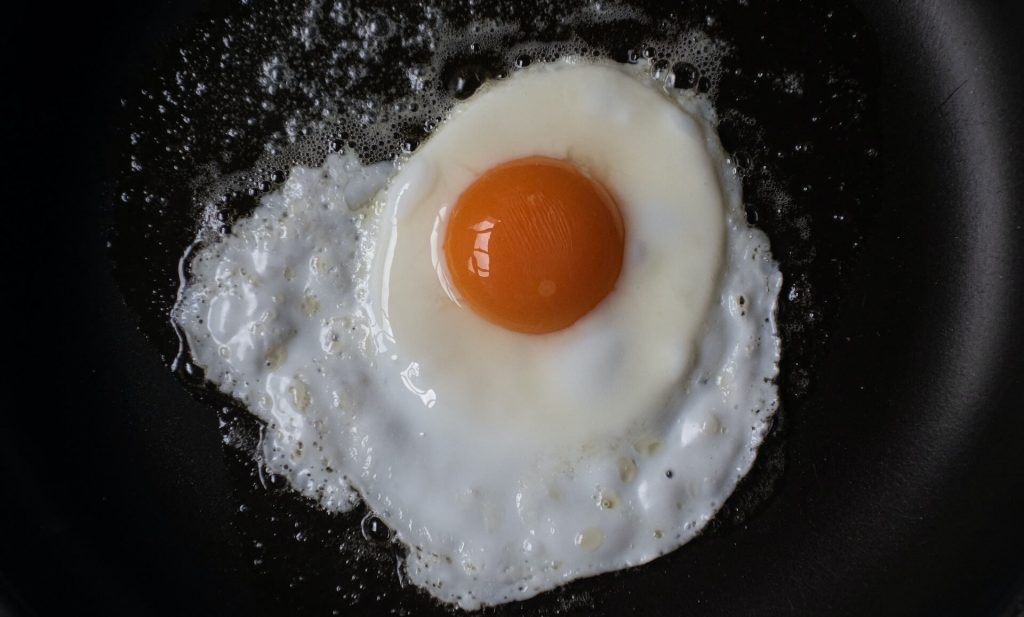Benefícios do ovo frito pela manha