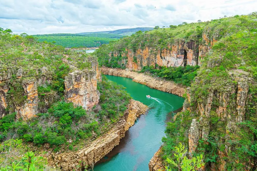 Vista panorâmica do Mirante dos Canyons em Capitólio, com paredões rochosos, águas cristalinas e vegetação ao redor.