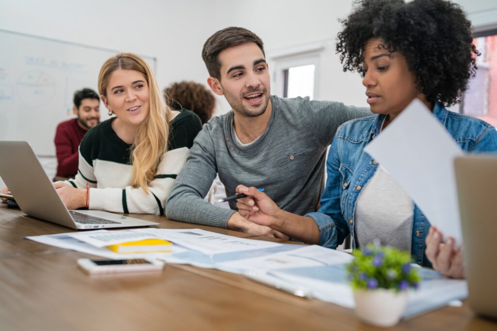 Descubra como conseguir um estágio, se destacar no processo seletivo e garantir uma experiência profissional valiosa para sua carreira.