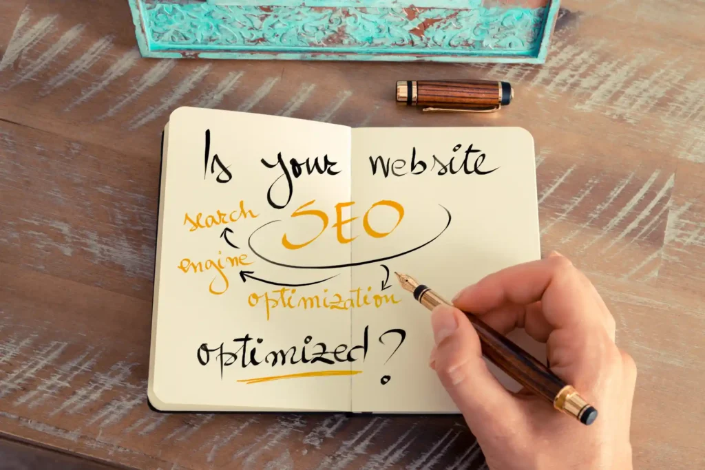 Anotações sobre otimização SEO em um caderno. A imagem destaca a importância de práticas de CX e SEO para aumentar o tempo de permanência no blog.
