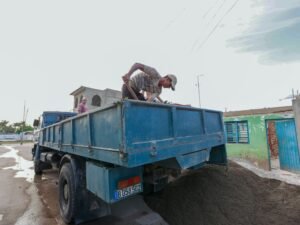 Caminhão munck com caçamba basculante