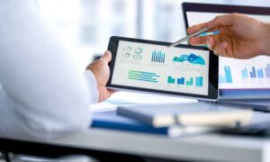 Tendências do consumo B2B: saiba como a tecnologia e o novo comportamento de compra impactam o futuro das negociações empresariais.