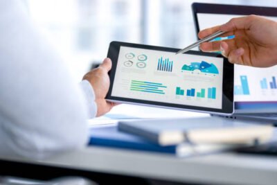 Tendências do consumo B2B: saiba como a tecnologia e o novo comportamento de compra impactam o futuro das negociações empresariais.