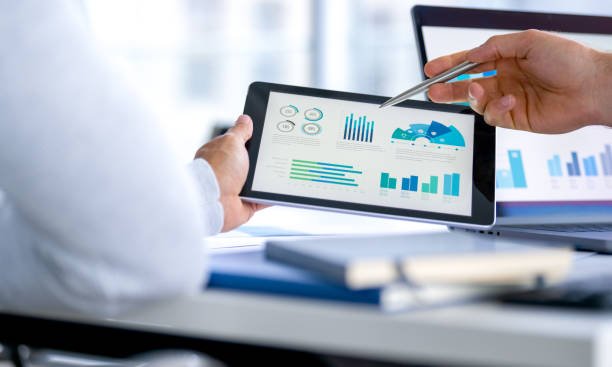 Tendências do consumo B2B: saiba como a tecnologia e o novo comportamento de compra impactam o futuro das negociações empresariais.