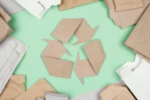 Reciclagem de papel e papelão representando soluções sustentáveis para o descarte e a importância da gestão de resíduos para o meio ambiente.