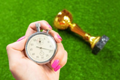 quem decide os acréscimos no futebol