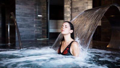 Uma mulher relaxa em banho de ofurô